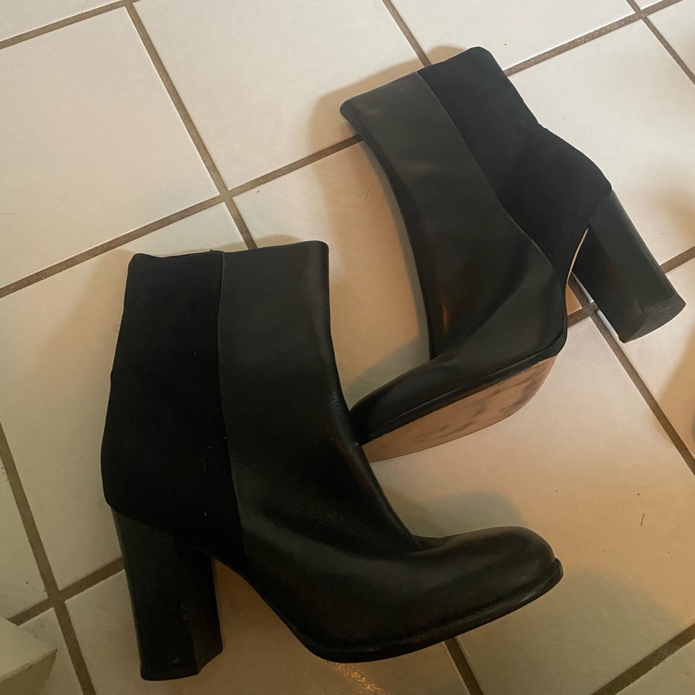 These are perfect for fall. These cute black boots will look goooood on you.